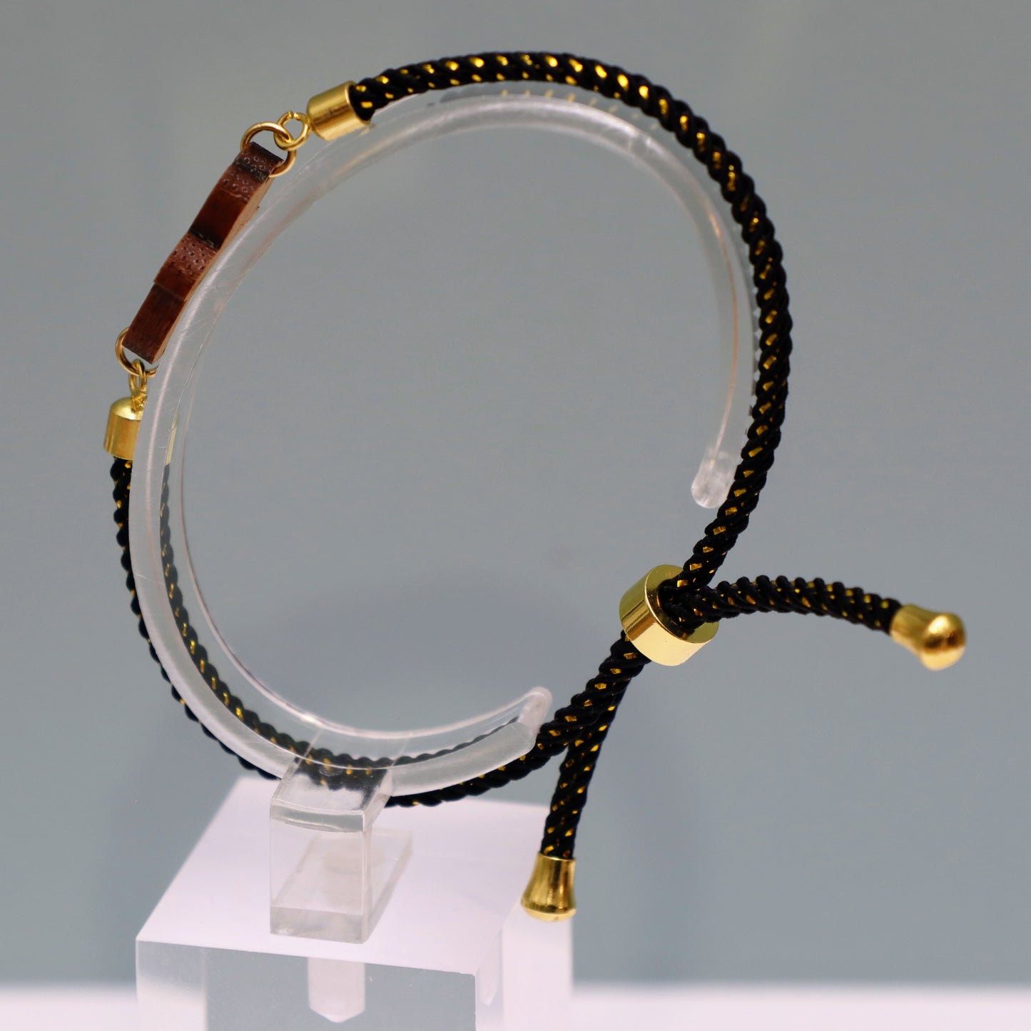 Main de Fatma : Symbole de Protection et de Bienveillance - Bracelet Noir et Doré avec cristal Swarovski