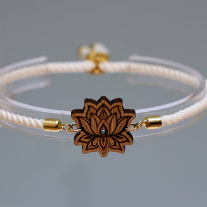 Fleur de Lotus : Symbole de Pureté et de Renaissance - Bracelet Ivoire avec cristal Swarovski