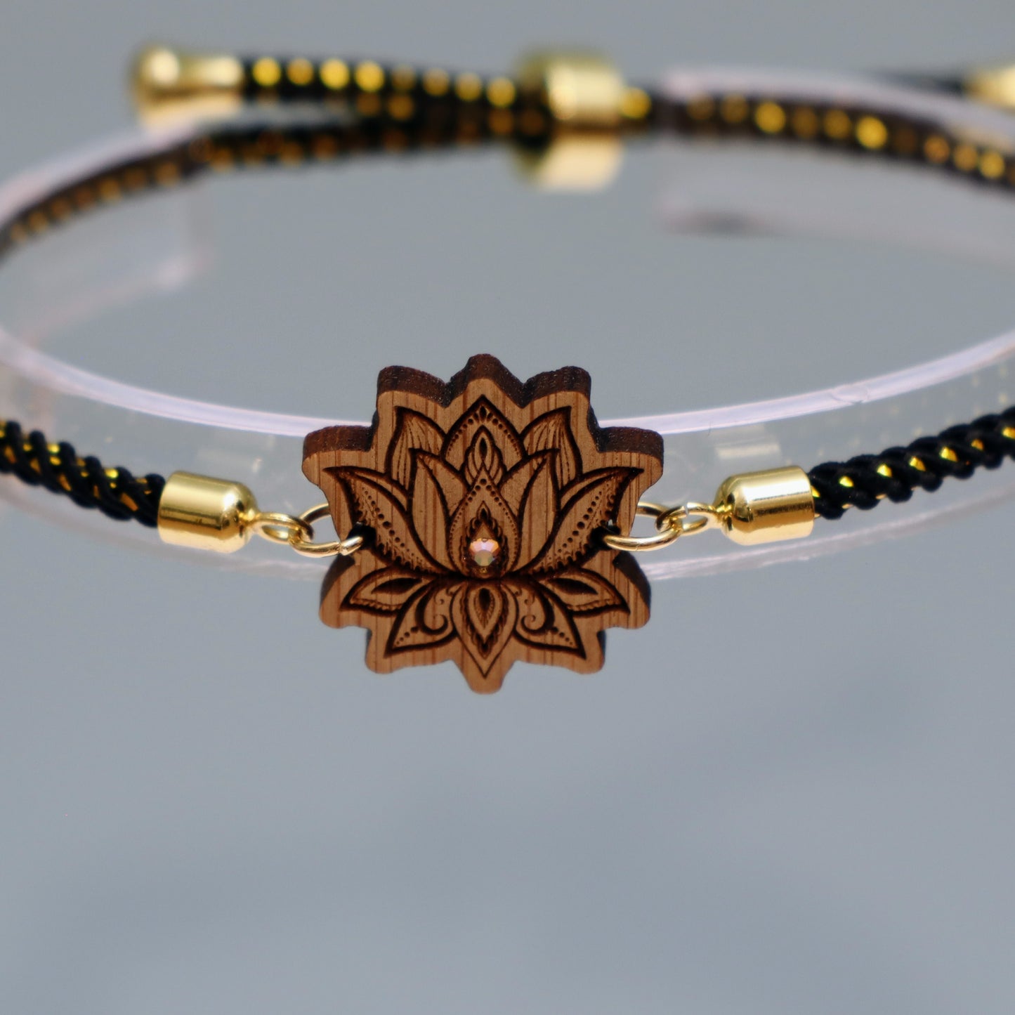 Fleur de Lotus : Symbole de Pureté et de Renaissance - Bracelet Noir et Doré avec cristal Swarovski