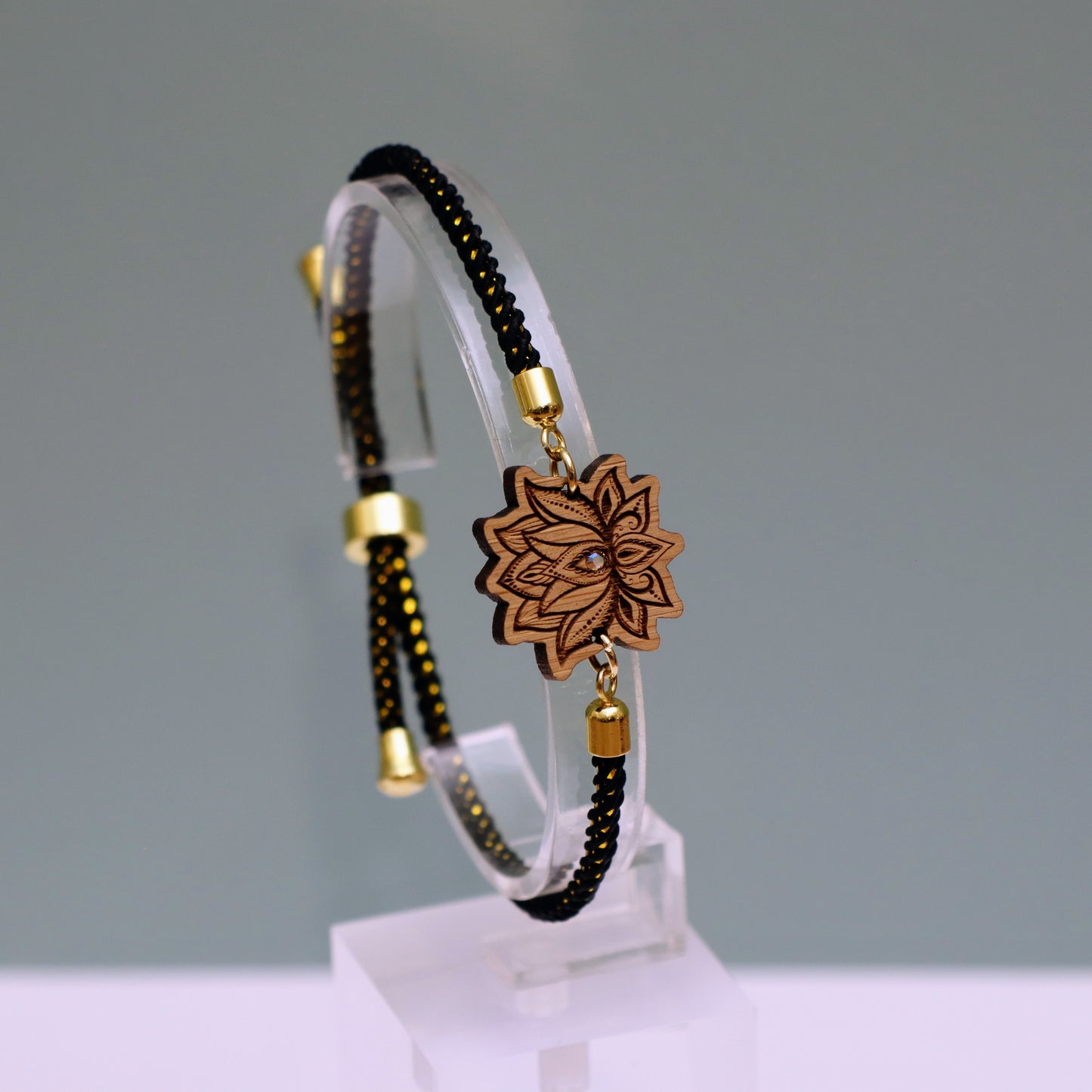 Fleur de Lotus : Symbole de Pureté et de Renaissance - Bracelet Noir et Doré avec cristal Swarovski