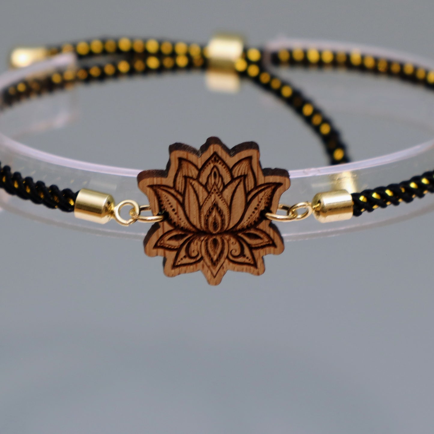 Fleur de Lotus : Symbole de Pureté et de Renaissance - Bracelet Noir et Doré