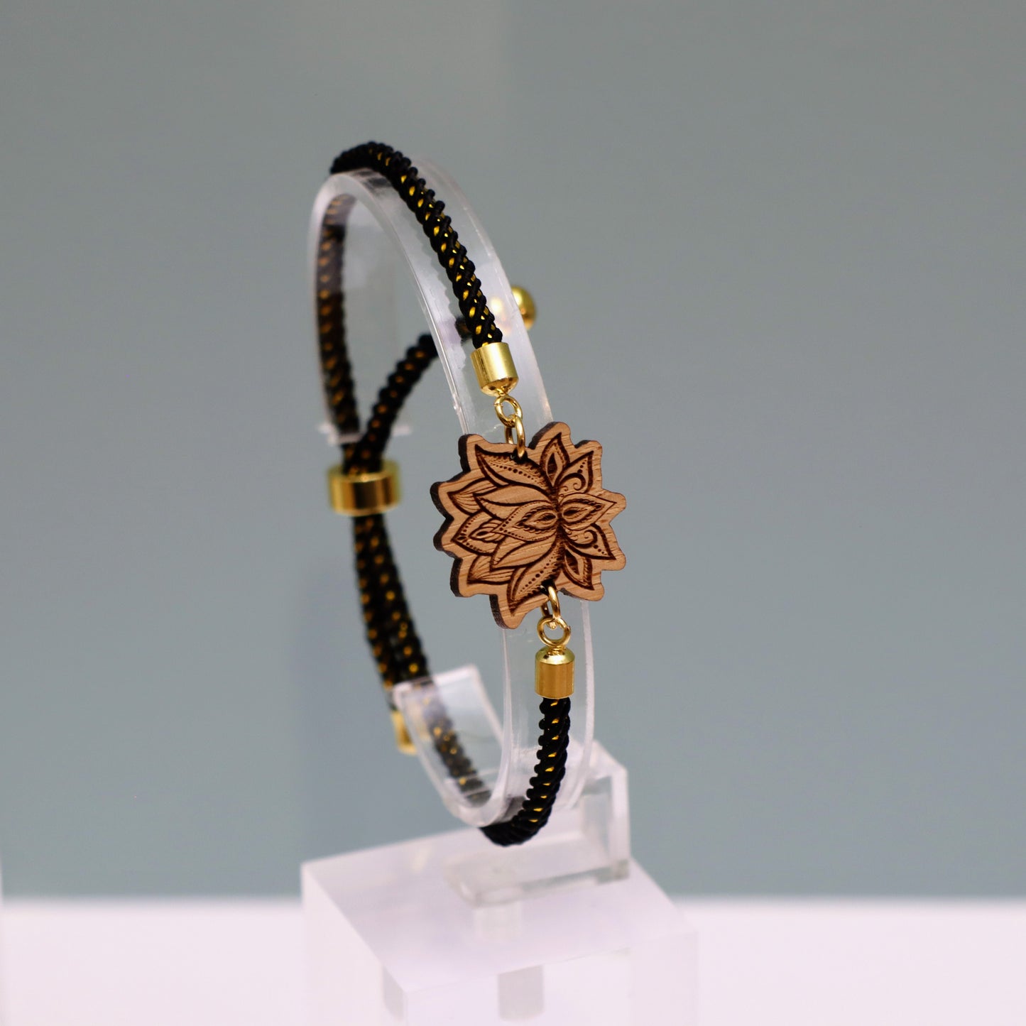 Fleur de Lotus : Symbole de Pureté et de Renaissance - Bracelet Noir et Doré